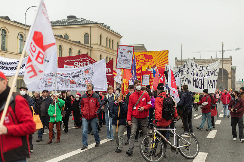 Großer Demozug durch München am Tag der Arbeit. Rund 4.000 Menschen beteiligten sich an der Kundgebung. Die Bilder.