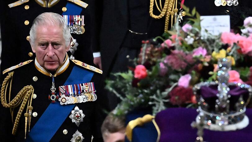 Auf dem Sarg im Blumenschmuck hinter der Krone ist die letzte Nachricht von König Charles III. an seine Mutter zu sehen.