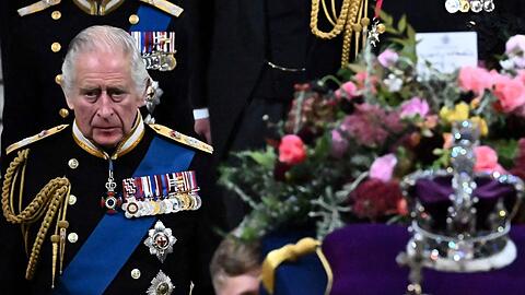 Auf dem Sarg im Blumenschmuck hinter der Krone ist die letzte Nachricht von König Charles III. an seine Mutter zu sehen.