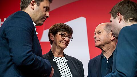 Die SPD-Spitze um den Bundesvorsitzenden Lars Klingbeil, die Bundesvorsitzende Saskia Esken, Bundeskanzler Olaf Scholz und Generalsekretär Kevin Kühnert (v. li.).