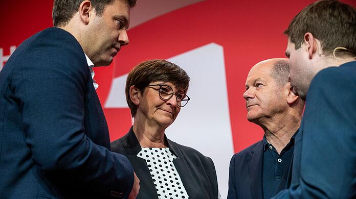 Die SPD-Spitze um den Bundesvorsitzenden Lars Klingbeil, die Bundesvorsitzende Saskia Esken, Bundeskanzler Olaf Scholz und Generalsekretär Kevin Kühnert (v. li.).