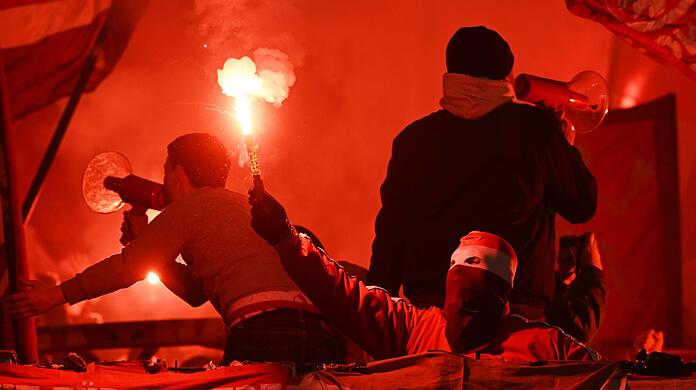 Beim Bundesliga-Spiel zwischen dem VfB Stuttgart und dem FC Bayern zünden Fans Pyrotechnik im Gästeblock.
