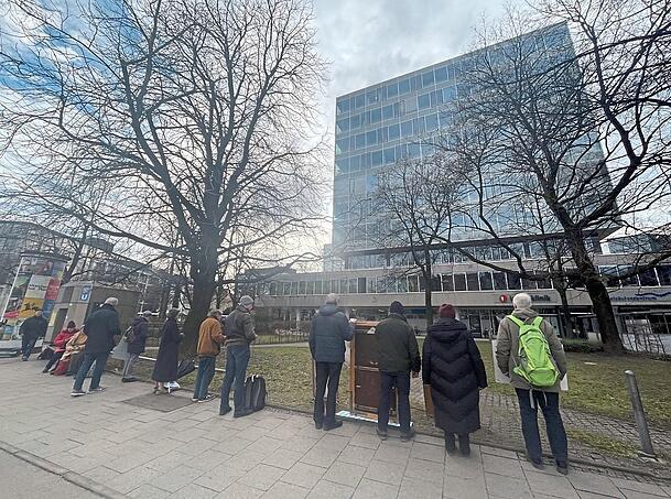 Auch vor einer Klinik am Stiglmaierplatz haben sich Abtreibungsgegner versammelt. Auch vor einer Klinik am Stiglmaierplatz haben sich Abtreibungsgegner versammelt.
