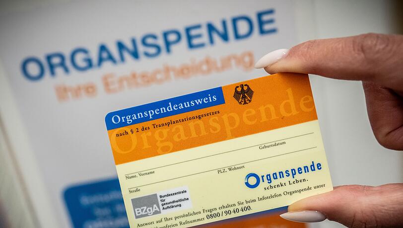 Mit einem Organspendeausweis kann jeder helfen, nach seinem Tod das Leben anderer Menschen zu retten. (Symbolbild)