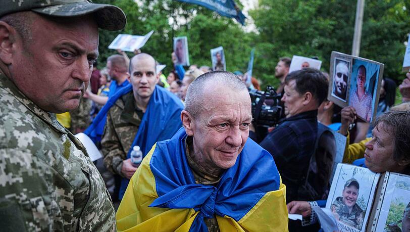 Freigelassene ukrainische Kriegsgefangene nach einem Austausch (Archivbild)