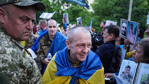 Freigelassene ukrainische Kriegsgefangene nach einem Austausch (Archivbild)
