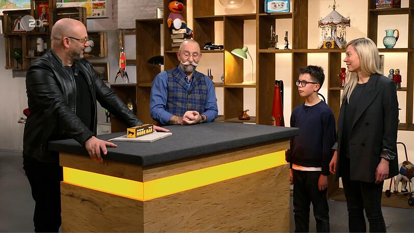 Lichter versuchte vergeblich, Sven Deutschmanek zum Naschen zu &uuml;berreden. Das Verkaufsobjekt: 26 Jahre alte Schokolade. Jakob und seine Mutter Anni aus Frankfurt erhofften sich 100 Euro. Der Experte erh&ouml;hte auf 200. Christian Vechtel bezahlte den Sch&auml;tzpreis.