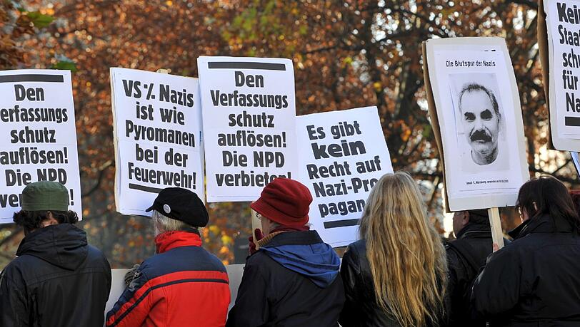 Die Versammlung des „Münchner Bündnis gegen Krieg und Rassismus“ wurde genehmigt, eine Kundgebung der "Bürgerinitiative Ausländerstopp" nicht. Nun klagt der Veranstalter gegen die Polizei München. Die Versammlung des „Münchner Bündnis gegen Krieg und Rassismus“ wurde genehmigt, eine Kundgebung der "Bürgerinitiative Ausländerstopp" nicht. Nun klagt der Veranstalter gegen die Polizei München.