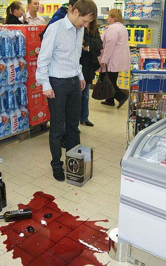 Rotwein-Drama zwischen Mineralwasser und Tiefkühltruhe: Kandidat Heiko Ernstmeier hat eine Flasche Valpolicella zerdeppert.