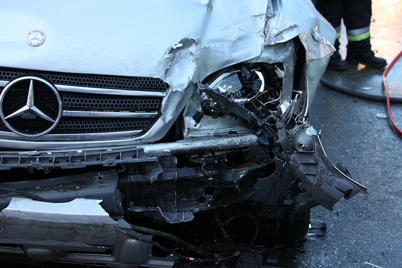 Ein 82-jähriger Toyotafahrer eine 46-jährige Mercedesfahrerin kollidierten bei Waldkraiburg. Der 82-Jährige wurde schwer verletzt und liegt jetzt in Traunstein in der Klinik.