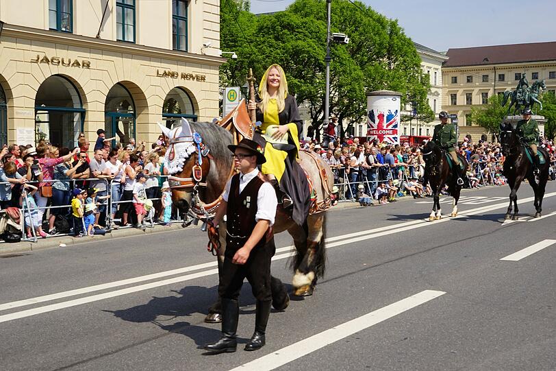 München feiert das 150-jährige Bestehen ihrer Feuerwehr mit einer großen Parade.