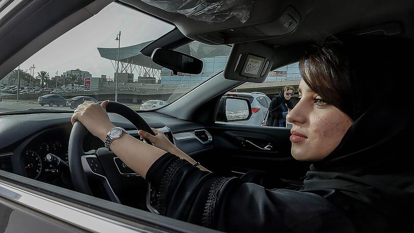 Saudi-Arabien, Riad: Eine Frau sitzt bei einer Automesse, die ausschließlich für Frauen ist, in einem Auto.