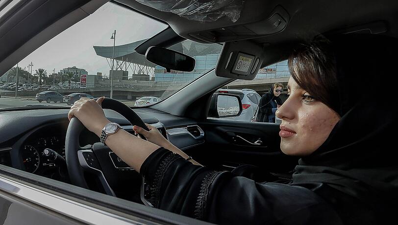 Saudi-Arabien, Riad: Eine Frau sitzt bei einer Automesse, die ausschließlich für Frauen ist, in einem Auto. Saudi-Arabien, Riad: Eine Frau sitzt bei einer Automesse, die ausschließlich für Frauen ist, in einem Auto.