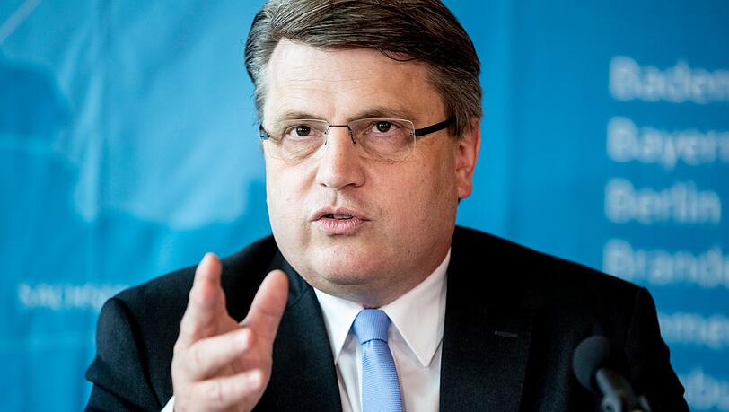 Winfried Bausback (CSU), Justizminister von Bayern, redet bei der Abschluss-Pressekonferenz der Justizministerkonferenz der Länder im Romantik Hotel auf der Wartburg. Winfried Bausback (CSU), Justizminister von Bayern, redet bei der Abschluss-Pressekonferenz der Justizministerkonferenz der Länder im Romantik Hotel auf der Wartburg.