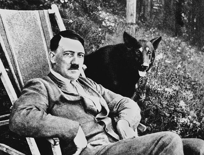Diktator Adolf Hitler mit seinem Hund.