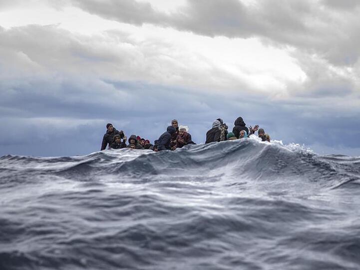 Das Archivfoto zeigt Flüchtlinge Anfang Januar in einem überfüllten Holzboot im Mittelmeer vor der Küste von Libyen.