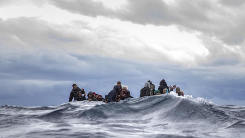 Das Archivfoto zeigt Flüchtlinge Anfang Januar in einem überfüllten Holzboot im Mittelmeer vor der Küste von Libyen. Das Archivfoto zeigt Flüchtlinge Anfang Januar in einem überfüllten Holzboot im Mittelmeer vor der Küste von Libyen.