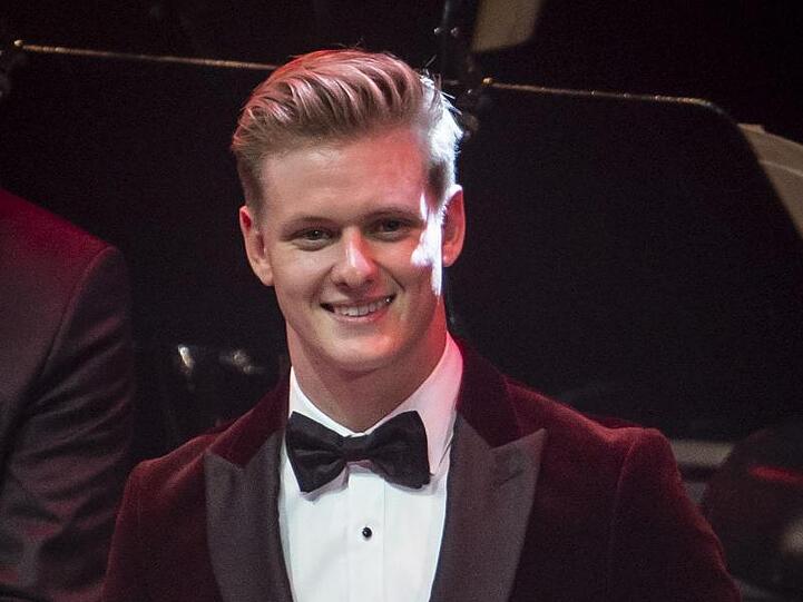Mick Schumacher hält den Pegasos-Preis in der Kategorie "Sportler mit Herz" in den Händen.