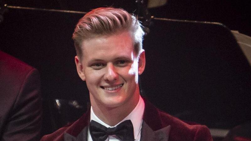 Mick Schumacher hält den Pegasos-Preis in der Kategorie "Sportler mit Herz" in den Händen. Mick Schumacher hält den Pegasos-Preis in der Kategorie "Sportler mit Herz" in den Händen.