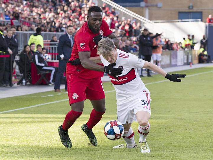 Bastian Schweinsteiger kämpft gegen Jozy Altidore (l) vom FC Toronto um den Ball.