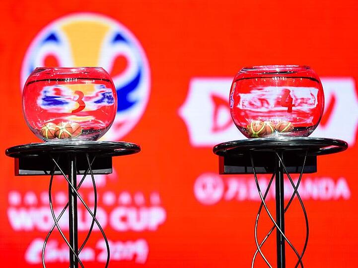 Die "Töpfe" mit den Losbällen für die Auslosung der WM-Gruppen 2019.