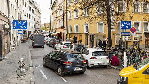 Ist-Zustand: Die Gehwege sind schmal, die Fahrbahn auch.
