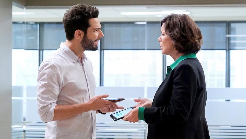 Skylar Astin (l.) und Marcia Gay Harden geraten in "So Help Me Todd" ein ums andere Mal aneinander.