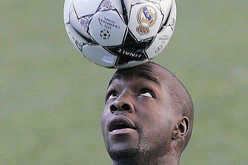 Den Champions-League-Ball im Blick: Neuzugang Lassana "Lass" Diarra