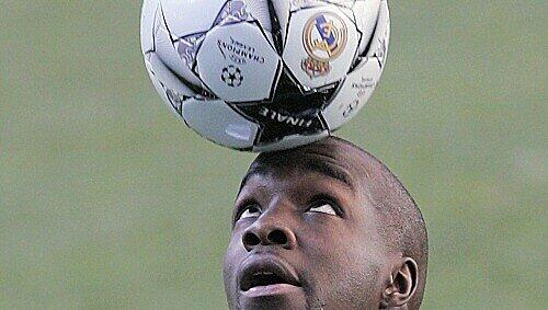 Den Champions-League-Ball im Blick: Neuzugang Lassana "Lass" Diarra Den Champions-League-Ball im Blick: Neuzugang Lassana "Lass" Diarra