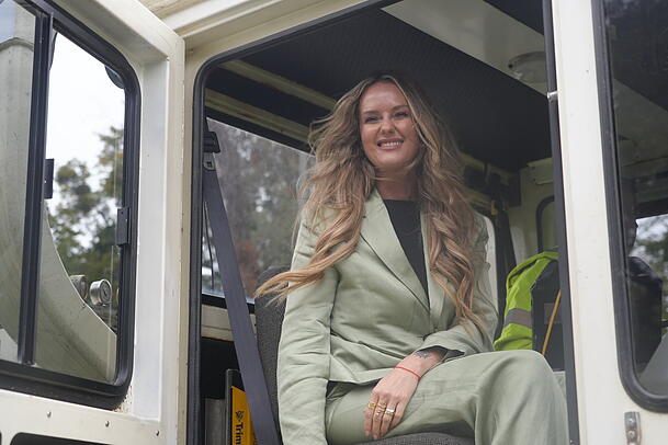 Zweite B&uuml;rgermeisterin Mona Fuchs (Gr&uuml;ne) will sich einen Eindruck verschaffen, wie es ist, in dem hohen Fahrzeug zu sitzen.