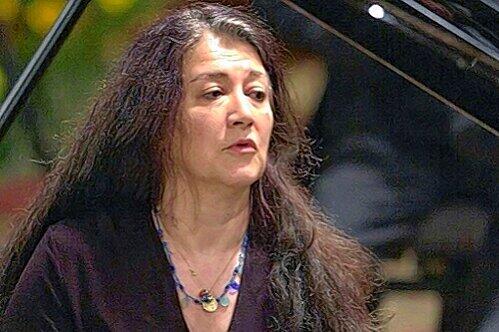 Bella Martha spielt nicht gern allein, da müssen schon alte Freunde oder junge Kollegen dazu - und dann glüht die Argerich.