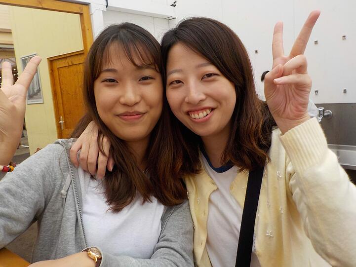 Hyunsun Hwang (23) und Haram Sing (23), Informatikerinnen aus Seoul in Südkorea. &bdquo;Im Zelt auf den Bänken zu tanzen und zu singen, macht uns sehr glücklich. Wir sind mit einer Gruppe hier, haben auch schon neue Freunde gefunden &ndash; und deutsch gelernt &ndash; Prost! Auf koreanisch heißt das: Dae han min kak.&ldquo;