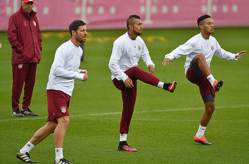 Unter Beobachtung von Carlo Ancelotti: Xabi Alonso, Arturo Vidal und Thiago (von links).