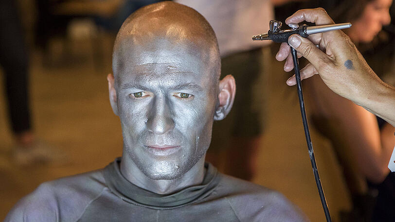 ...  Arjen Robben, der sich dafür das Gesicht silber ansprühen lassen musste.