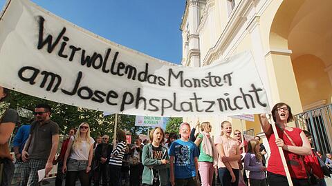 So demonstrierten Anwohner am Josephsplatz. Jetzt können sie sich über das Bauprojekt informieren lassen.