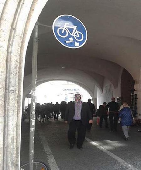 Diese Fußgänger machen es falsch. Sie gehen auf dem Radweg durch den Tunnel.