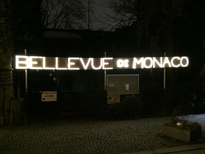Der Schriftzug ist schon angebracht.