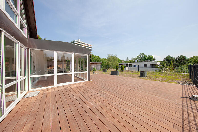 Die Dachterrasse plus Grünfläche ist über 200 Quadratmeter groß.