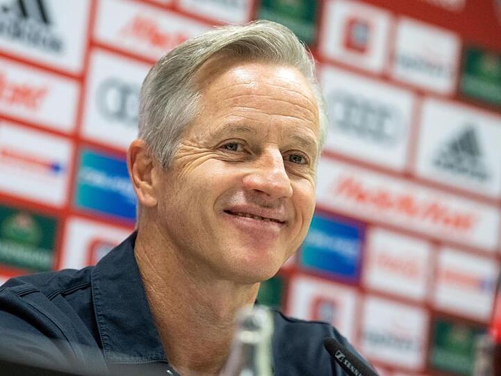 Cheftrainer des FC Ingolstadt 04 Jens Keller nimmt an einer Pressekonferenz teil. Foto: Lino Mirgeler/Archiv