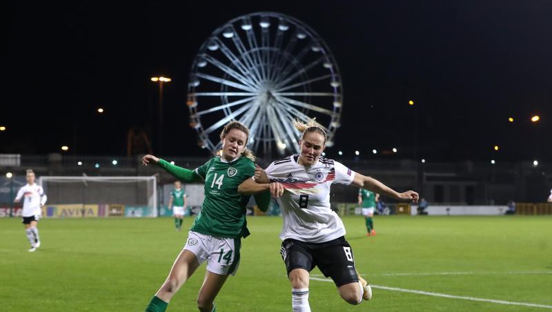 Sydney Lohmann (r) und Irlands Heather Payne kämpfen um den Ball.