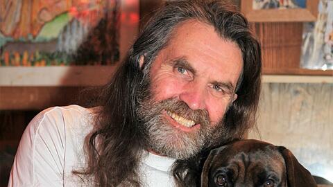 Extrembergsteiger Thomas Huber mit seinem Hund Cerro.