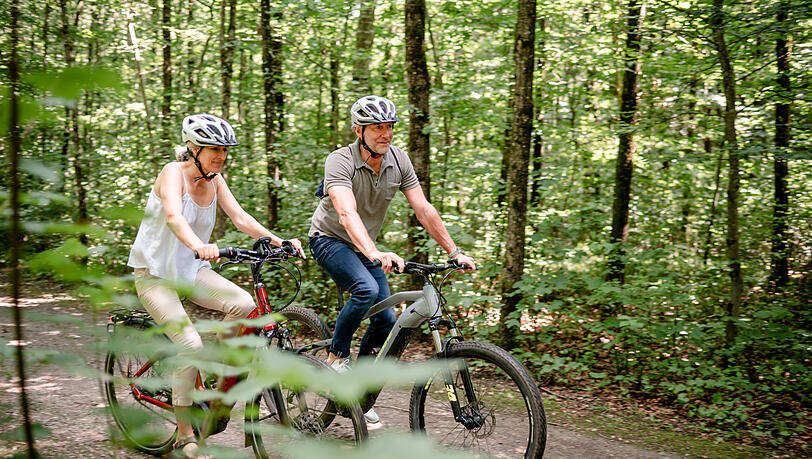 Mit einem Rad- und Wanderwegenetz von über 400 Kilometern wird Ihr Sommer zu einem wahren Outdoor-Abenteuer. Mit einem Rad- und Wanderwegenetz von über 400 Kilometern wird Ihr Sommer zu einem wahren Outdoor-Abenteuer.