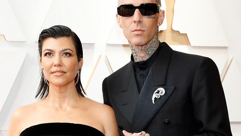 Kourtney Kardashian und Travis Barker erhalten Glückwünsche für ihr neues Familienmitglied und begeistern die Fans mit privaten Bildern.