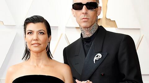 Kourtney Kardashian und Travis Barker erhalten Glückwünsche für ihr neues Familienmitglied und begeistern die Fans mit privaten Bildern.