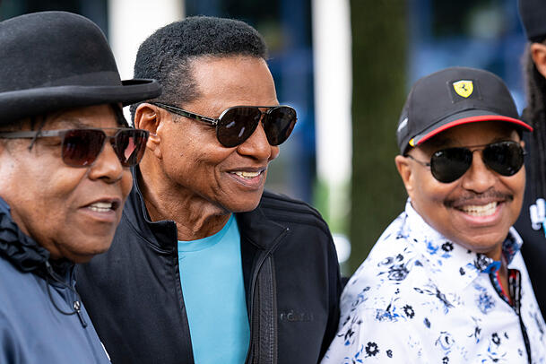 "The Jacksons" mit Tito, Jackie und Marlon Jackson am Denkmal für ihren Bruder Michael Jackson vor dem  Hotel Bayerischer Hof.
