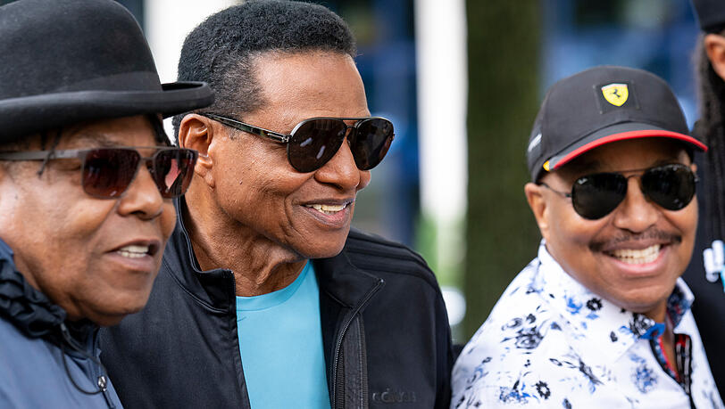 "The Jacksons" mit Tito, Jackie und Marlon Jackson am Denkmal für ihren Bruder Michael Jackson vor dem Hotel Bayerischer Hof. "The Jacksons" mit Tito, Jackie und Marlon Jackson am Denkmal für ihren Bruder Michael Jackson vor dem Hotel Bayerischer Hof.