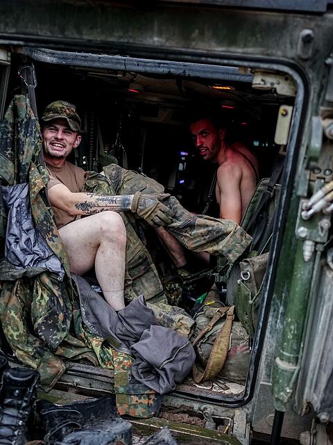 Nach dem Regen: Panzergrenadiere ziehen sich um.