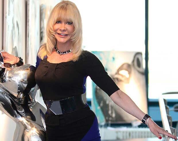Auch diese Blondine hat sich eine neue Niesche erobert. Dolly Buster, die eigentlich Katja-Nora Baumberger heißt, macht jetzt Kunst.