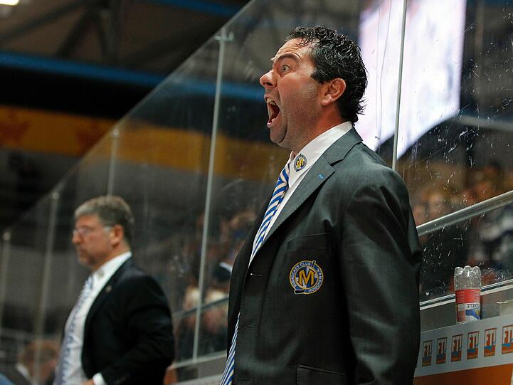 EHC-Manager Winkler rastet bei den Spielen an der Bande regelmäßig aus. Seine Frau sagt ihm vor dem Straubing-Spiel: &bdquo;Reg dich heute nicht so auf, das ist nicht gut für dich!&rdquo; Sein Arzt hat ihm aber geraten, die Emotionen rauszulassen.
