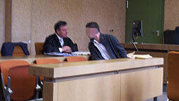 Bruno E. soll seine Ex-Freundin mit einer Hutablage verprügelt, mit mehreren Messern gedroht haben, sie umzubringen. Jetzt steht er vor Gericht, sagt, er habe die Kontrolle verloren. Bruno E. soll seine Ex-Freundin mit einer Hutablage verprügelt, mit mehreren Messern gedroht haben, sie umzubringen. Jetzt steht er vor Gericht, sagt, er habe die Kontrolle verloren.